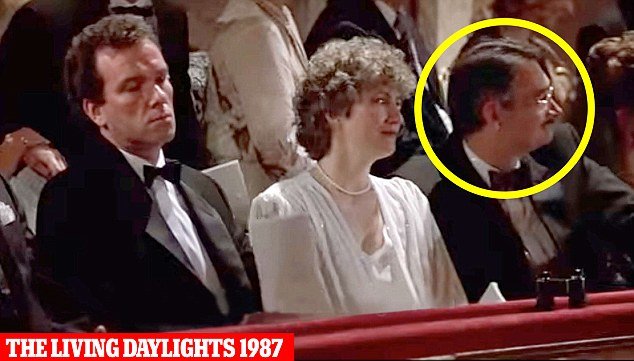 Ποιος κατασκοπεύει τον Τζέιμς Μποντ; Ο άνθρωπος που εμφανίζεται σε κάθε του ταινία [εικόνες] | iefimerida.gr 8