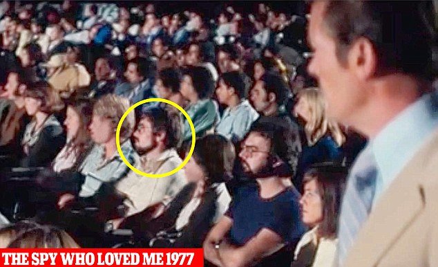 Ποιος κατασκοπεύει τον Τζέιμς Μποντ; Ο άνθρωπος που εμφανίζεται σε κάθε του ταινία [εικόνες] | iefimerida.gr 2