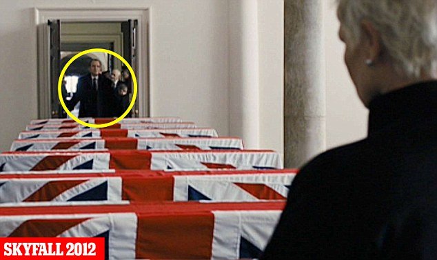 Ποιος κατασκοπεύει τον Τζέιμς Μποντ; Ο άνθρωπος που εμφανίζεται σε κάθε του ταινία [εικόνες] | iefimerida.gr 16