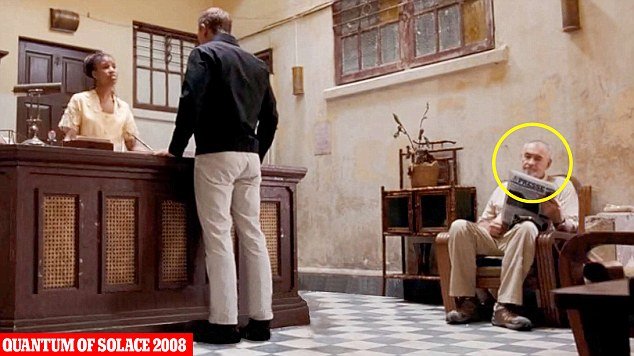 Ποιος κατασκοπεύει τον Τζέιμς Μποντ; Ο άνθρωπος που εμφανίζεται σε κάθε του ταινία [εικόνες] | iefimerida.gr 15