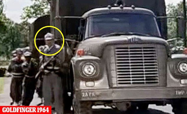 Ποιος κατασκοπεύει τον Τζέιμς Μποντ; Ο άνθρωπος που εμφανίζεται σε κάθε του ταινία [εικόνες] | iefimerida.gr 1