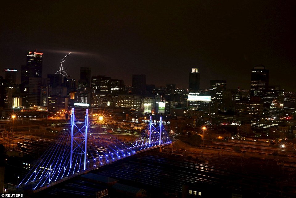 Ιστορικά μνημεία του κόσμου «έγιναν» μπλε για τα 70 χρόνια του ΟΗΕ [εικόνες] | iefimerida.gr 15