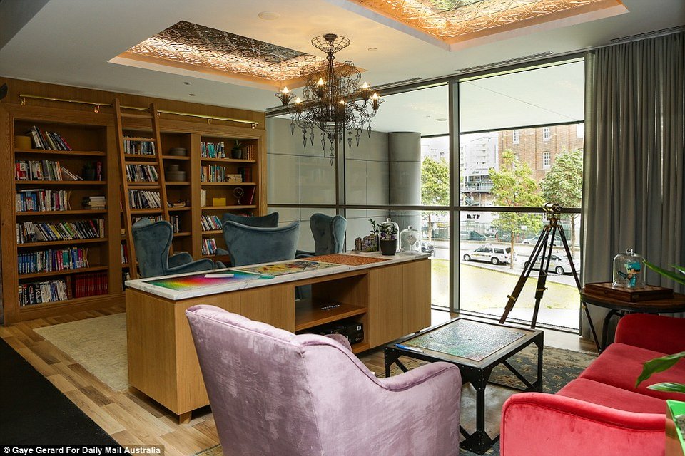 Μέσα στα απίθανα γραφεία της Google - Οι υπάλληλοι κάνουν αναρρίχηση και παίζουν μπιλιάρδο [εικόνες] | iefimerida.gr 10