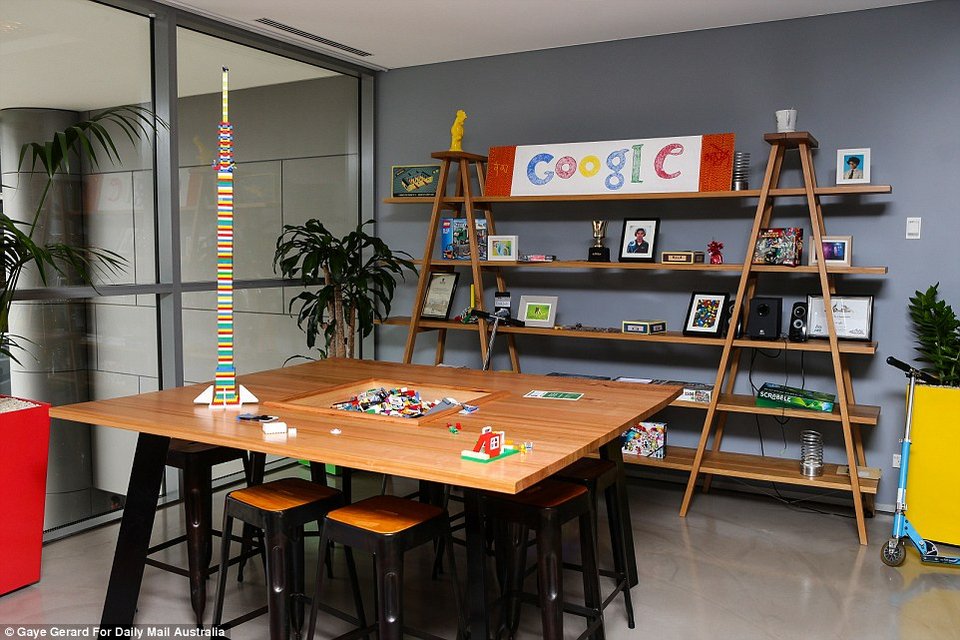 Μέσα στα απίθανα γραφεία της Google - Οι υπάλληλοι κάνουν αναρρίχηση και παίζουν μπιλιάρδο [εικόνες] | iefimerida.gr 4