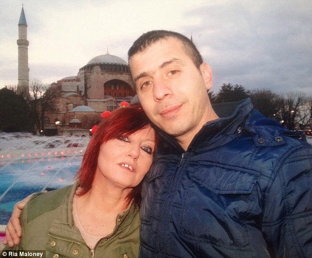 Σύρος πρόσφυγας παντρεύτηκε Βρετανή, αλλά την απάτησε και την παράτησε γιατί δεν του έβγαλε βίζα [εικόνες] | iefimerida.gr 0