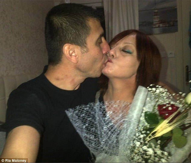 Σύρος πρόσφυγας παντρεύτηκε Βρετανή, αλλά την απάτησε και την παράτησε γιατί δεν του έβγαλε βίζα [εικόνες] | iefimerida.gr 2