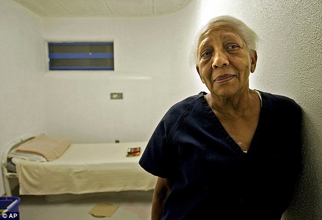 Θρυλική κλέφτρα κοσμημάτων που καταζητούνταν σε δύο ηπείρους συνελήφθη στα 85 της [εικόνες] | iefimerida.gr 3