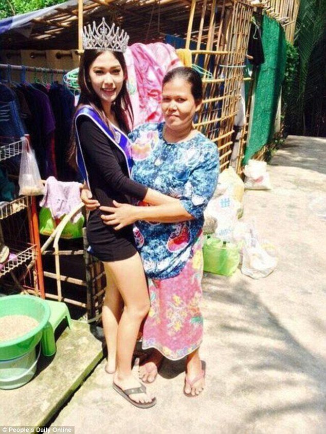 Εστεμμένη καλλιστείων προσκυνά τη ρακοσυλλέκτρια μητέρα της -Η ιστορία πίσω από μια viral φωτογραφία [εικόνες] | iefimerida.gr 1