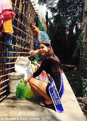 Εστεμμένη καλλιστείων προσκυνά τη ρακοσυλλέκτρια μητέρα της -Η ιστορία πίσω από μια viral φωτογραφία [εικόνες] | iefimerida.gr 4