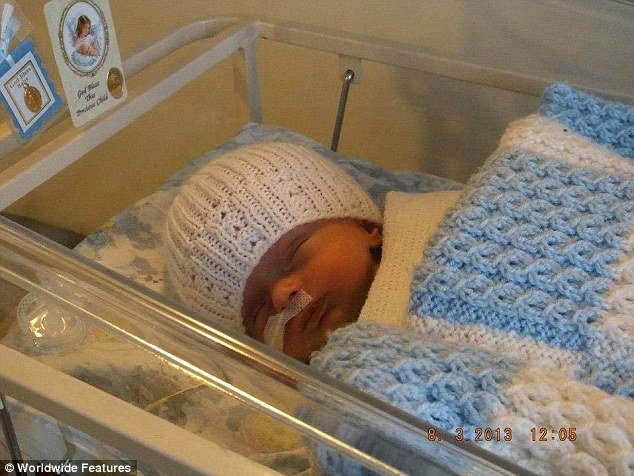 Ενα μικρό θαύμα - Παιδί χωρίς εγκέφαλο γιορτάζει τα δύο του χρόνια και λέει «μαμά» [εικόνες] | iefimerida.gr 1