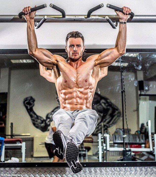 Σέξι τραπεζίτες αποκαλύπτουν πώς έγιναν «φέτες» παρά τις πολλές ώρες δουλειάς [εικόνες] | iefimerida.gr 0