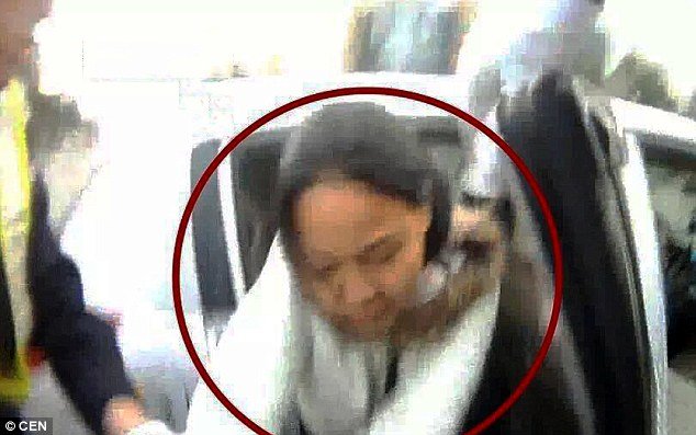 Φρίκη στην Κίνα: Απόπειρα δολοφονίας μπροστά στα μάτια αστυνομικών [βίντεο] | iefimerida.gr 1