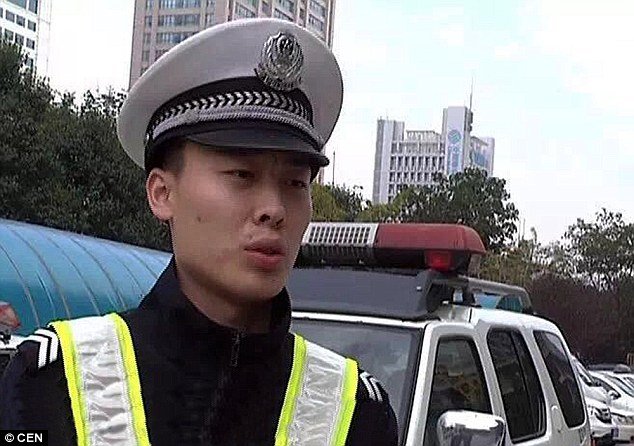 Φρίκη στην Κίνα: Απόπειρα δολοφονίας μπροστά στα μάτια αστυνομικών [βίντεο] | iefimerida.gr 0