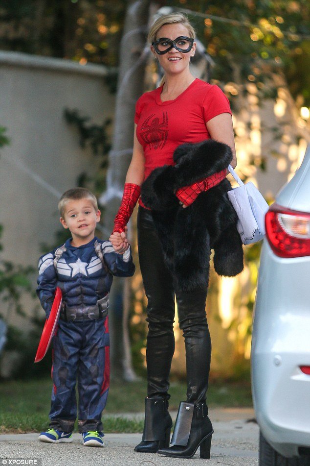 H Χάιντι Κλουμ έγινε Τζέσικα Ράμπιτ και η Κάιλι Τζένερ ντύθηκε Ζήνα - Οι μεταμφιέσεις των σταρ [εικόνες] | iefimerida.gr 12