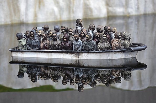 O Banksy ξαναχτύπησε: Το κοριτσάκι των Αθλίων δακρύζει από τα δακρυγόνα -Το QR code δείχνει επίθεση αστυνομικών [εικόνες] | iefimerida.gr 3