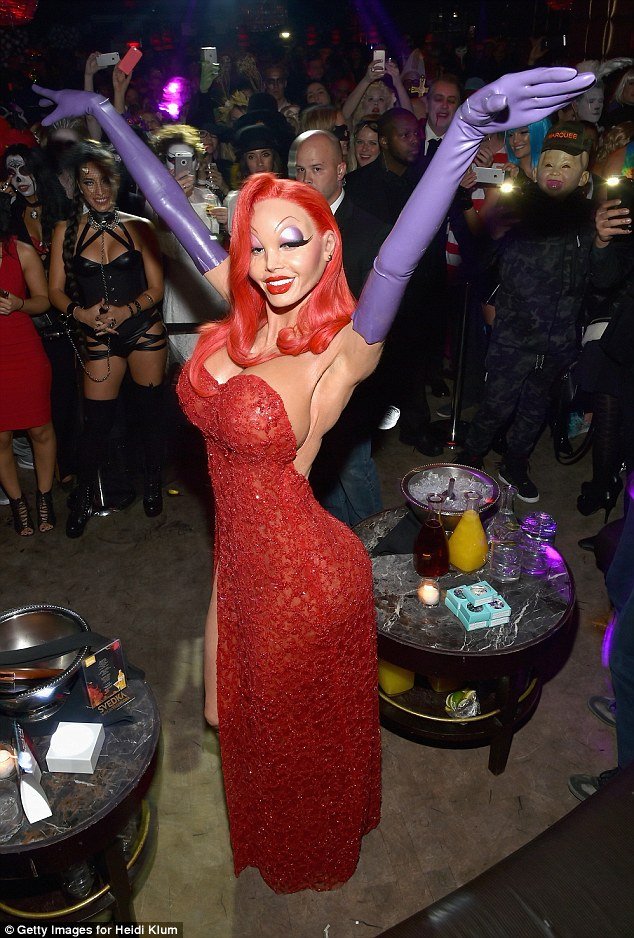 H Χάιντι Κλουμ έγινε Τζέσικα Ράμπιτ και η Κάιλι Τζένερ ντύθηκε Ζήνα - Οι μεταμφιέσεις των σταρ [εικόνες] | iefimerida.gr 0