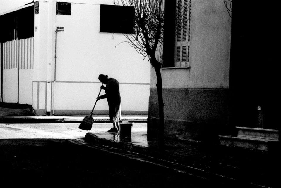 «Ανθρωποι στην πόλη»: Οι Αθηναίοι φωτογραφίζονται στην πραγματική τους ζωή και σοκάρουν [εικόνες] | iefimerida.gr 1