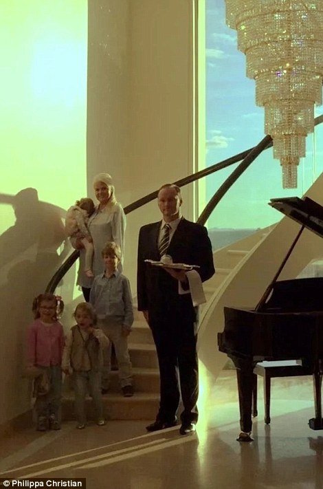 Πώς ζουν οι νταντάδες πλούσιων οικογενειών -Εξωτικά ταξίδια, ιδιωτικές βίλες [εικόνες]  | iefimerida.gr 2