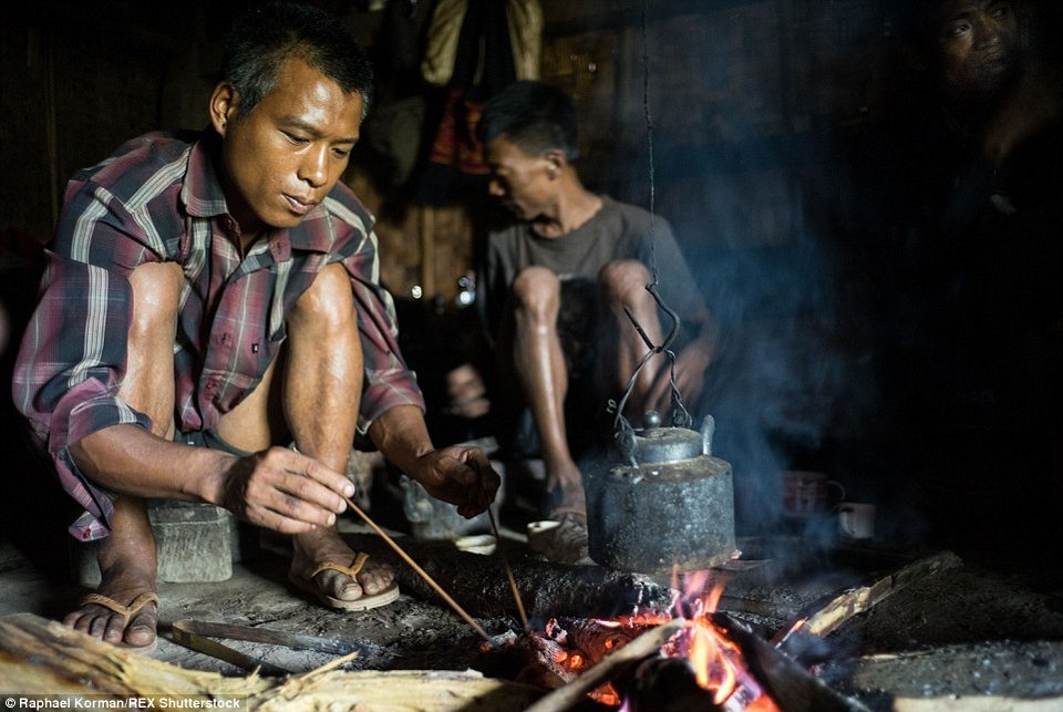 Το χωριό του τρόμου: Οι «κυνηγοί» κεφαλών που καπνίζουν όπιο όλη τη μέρα [εικόνες] | iefimerida.gr 7