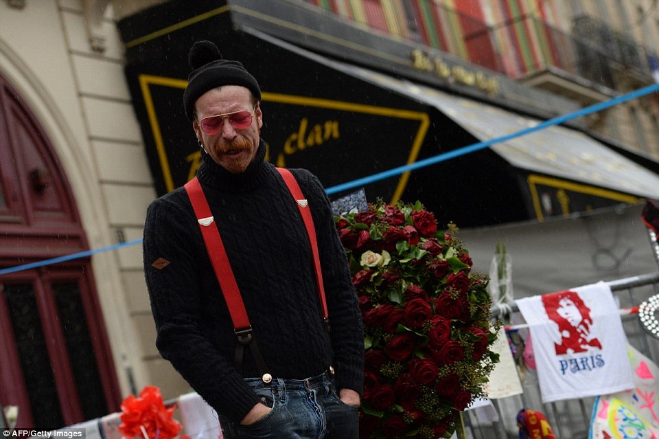 Οι Eagles of Death Metal τραγουδούν σήμερα στο Παρίσι - «Kαλό είναι να έχουν όλοι από ένα όπλο», είπε ο τραγουδιστής [εικόνες] | iefimerida.gr 3