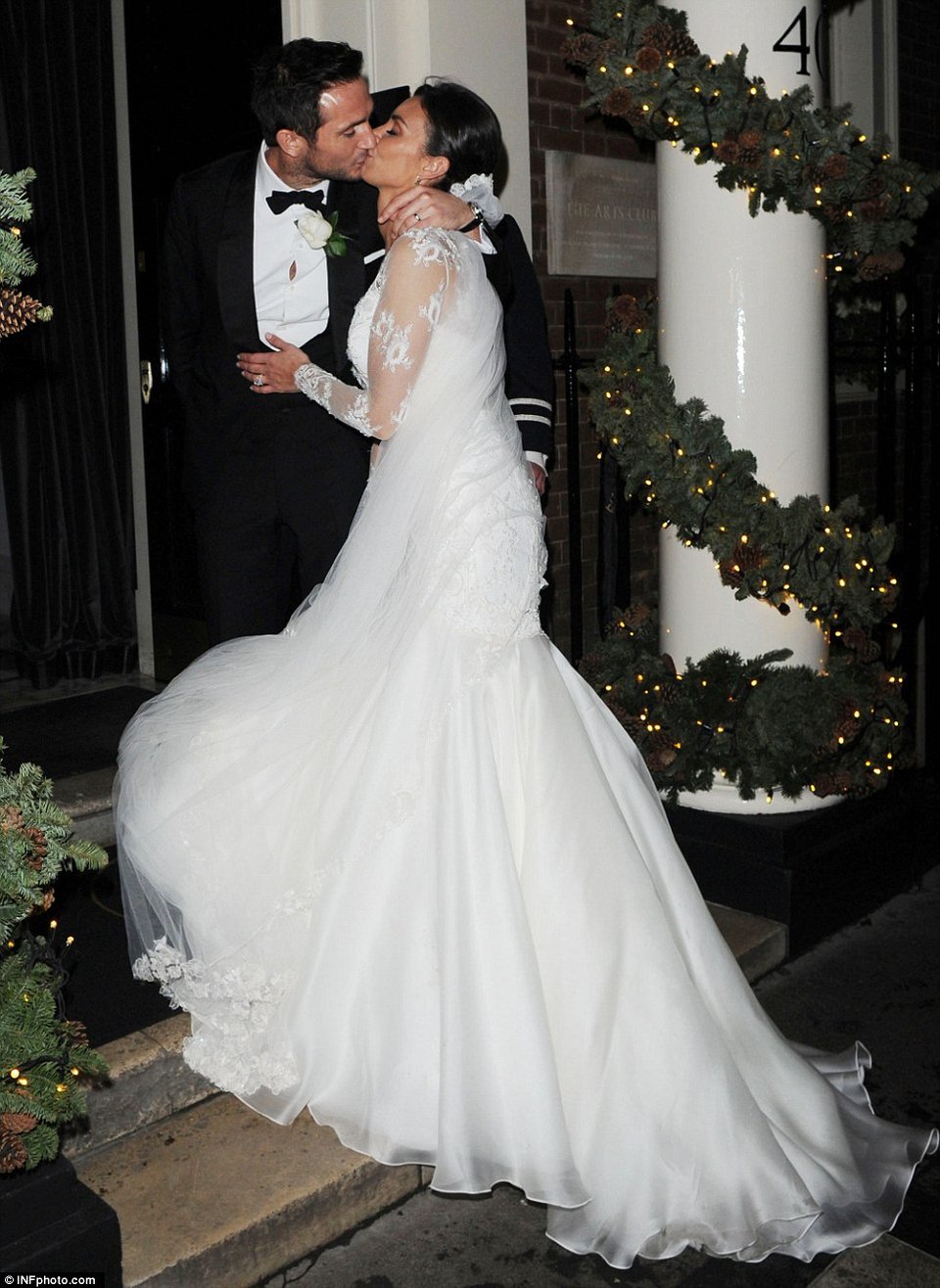 Παντρεύτηκε ο Φρανκ Λάμπαρντ -Το πριγκιπικό νυφικό των 14.000 ευρώ, που γέμισε λάσπη [εικόνες] | iefimerida.gr 9