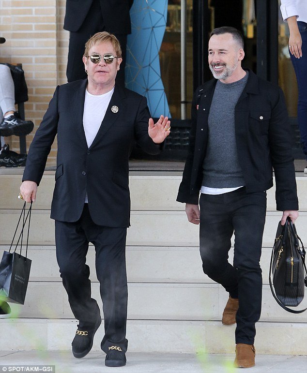 Με αναπηρική καρέκλα ο Ελτον Τζον στη Ντίσνεϋλαντ [εικόνες] | iefimerida.gr 1