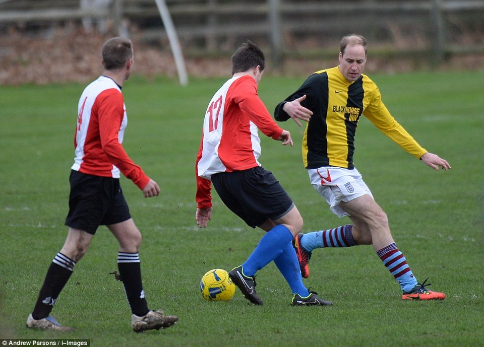 Οι πρίγκιπες Γουίλιαμ και Χάρι έπαιξαν ποδόσφαιρο και κέρδισαν για... καλό σκοπό [εικόνες & βίντεο] | iefimerida.gr 0