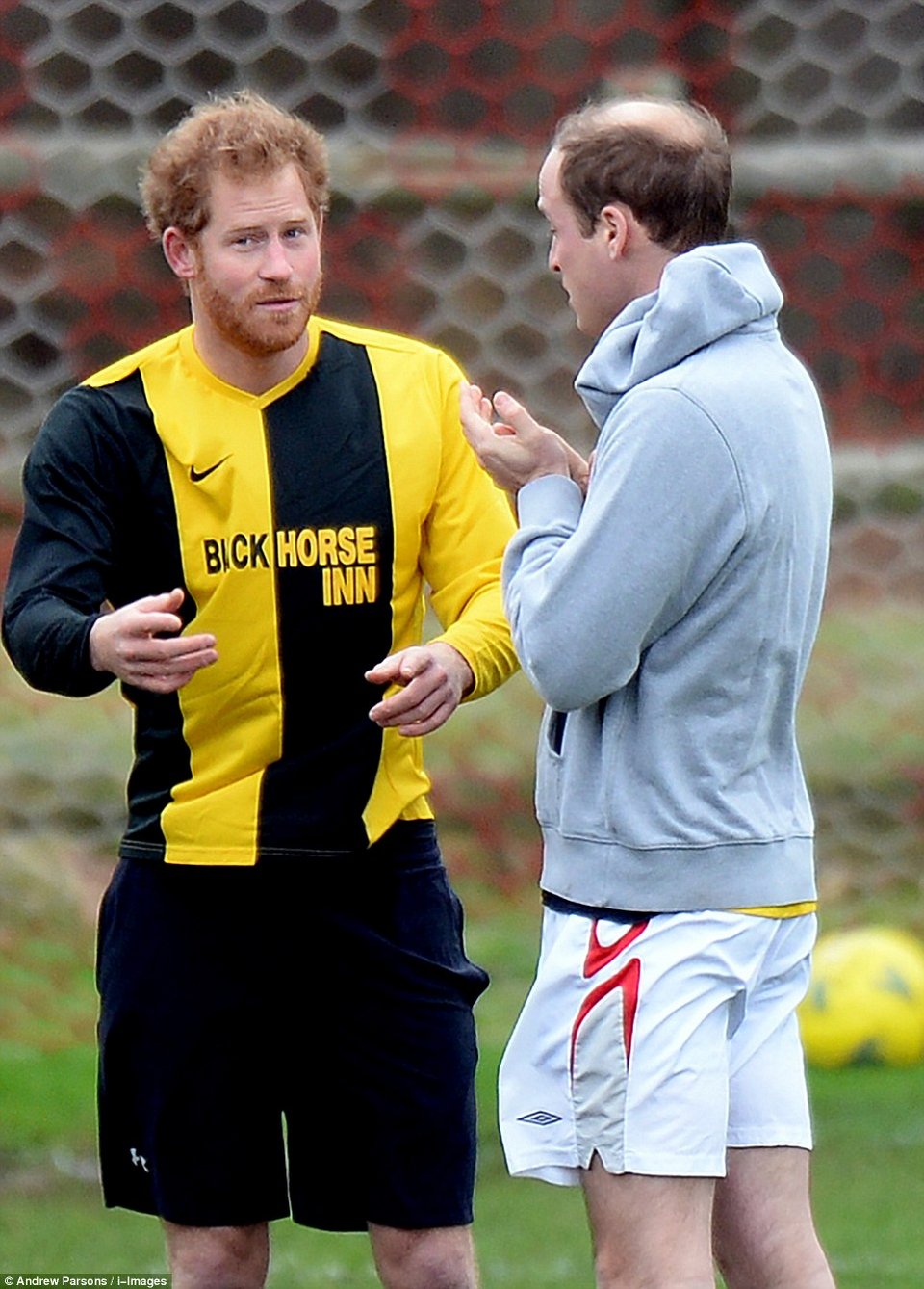 Οι πρίγκιπες Γουίλιαμ και Χάρι έπαιξαν ποδόσφαιρο και κέρδισαν για... καλό σκοπό [εικόνες & βίντεο] | iefimerida.gr 9