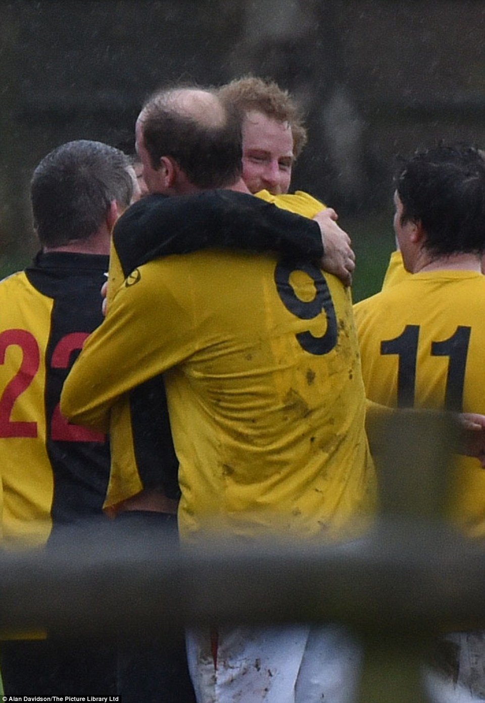 Οι πρίγκιπες Γουίλιαμ και Χάρι έπαιξαν ποδόσφαιρο και κέρδισαν για... καλό σκοπό [εικόνες & βίντεο] | iefimerida.gr 10