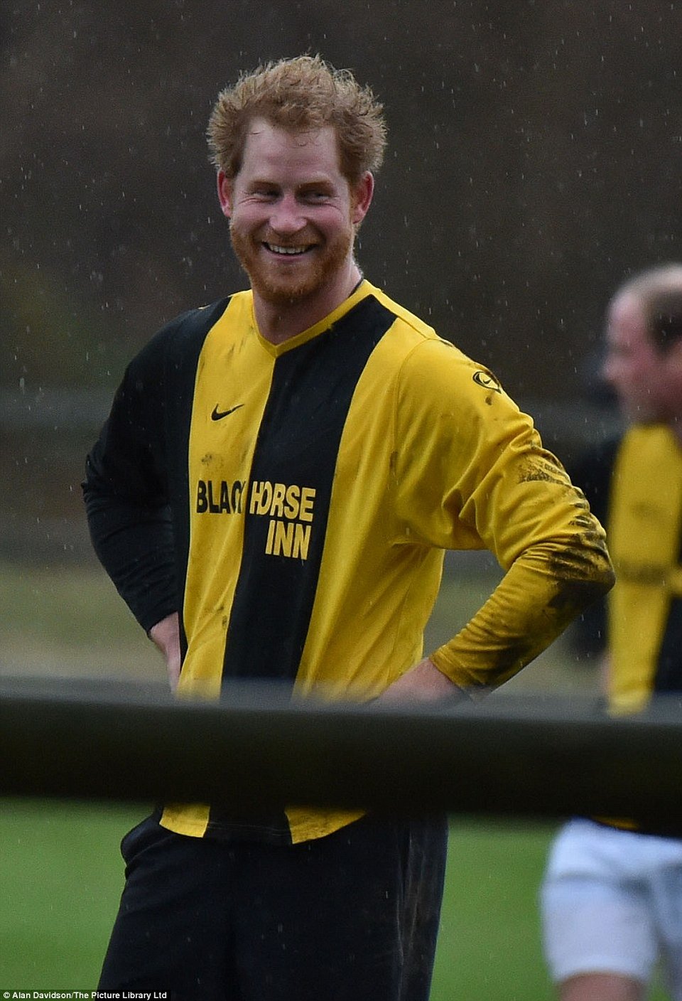 Οι πρίγκιπες Γουίλιαμ και Χάρι έπαιξαν ποδόσφαιρο και κέρδισαν για... καλό σκοπό [εικόνες & βίντεο] | iefimerida.gr 8