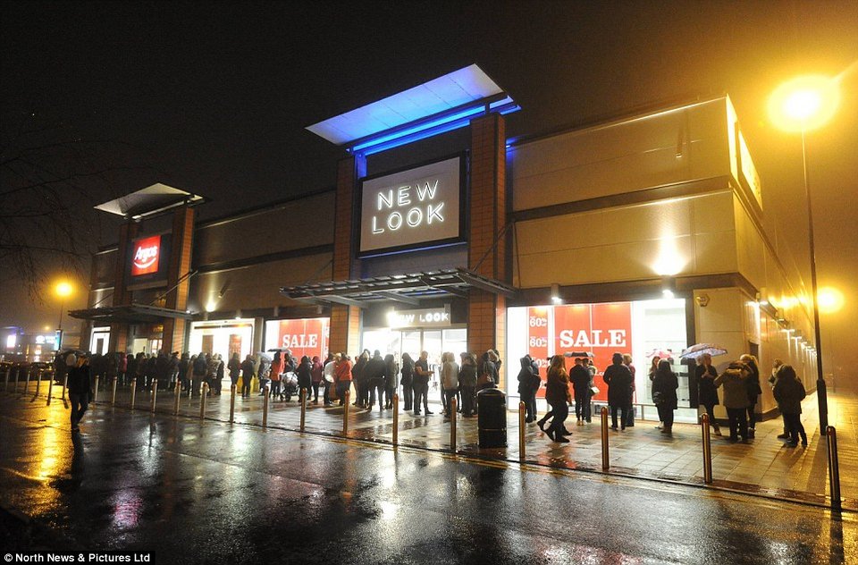 Πανζουρλισμός στην Boxing Day στο Λονδίνο - Κοιμήθηκαν έξω από τα μαγαζιά για να προλάβουν τις προσφορές [εικόνες&βίντεο] | iefimerida.gr 11