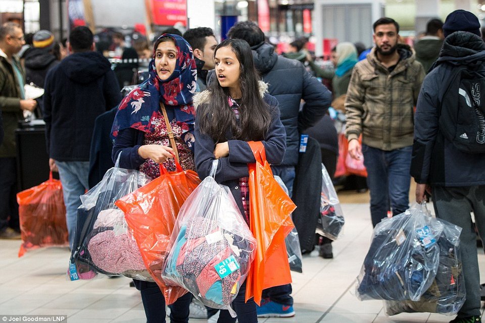 Πανζουρλισμός στην Boxing Day στο Λονδίνο - Κοιμήθηκαν έξω από τα μαγαζιά για να προλάβουν τις προσφορές [εικόνες&βίντεο] | iefimerida.gr 2