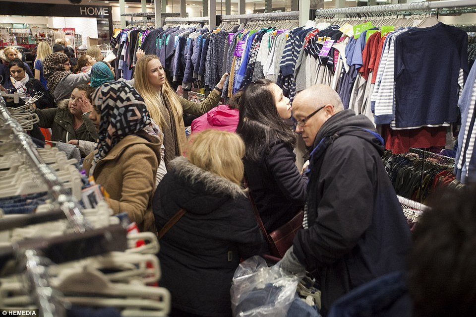 Πανζουρλισμός στην Boxing Day στο Λονδίνο - Κοιμήθηκαν έξω από τα μαγαζιά για να προλάβουν τις προσφορές [εικόνες&βίντεο] | iefimerida.gr 5
