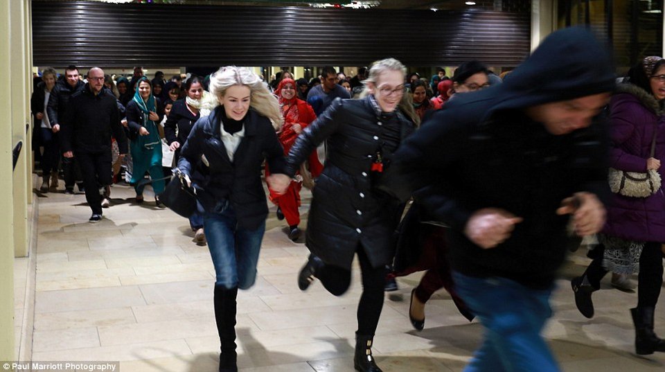 Πανζουρλισμός στην Boxing Day στο Λονδίνο - Κοιμήθηκαν έξω από τα μαγαζιά για να προλάβουν τις προσφορές [εικόνες&βίντεο] | iefimerida.gr 6