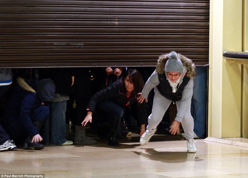 Πανζουρλισμός στην Boxing Day στο Λονδίνο - Κοιμήθηκαν έξω από τα μαγαζιά για να προλάβουν τις προσφορές [εικόνες&βίντεο] | iefimerida.gr 7