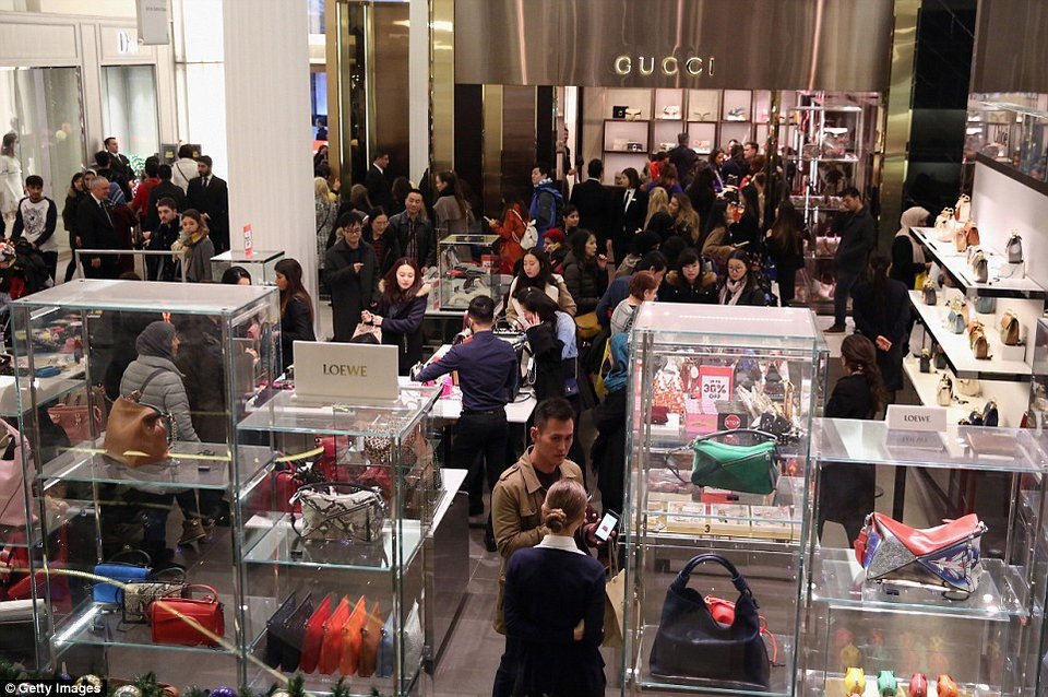 Πανζουρλισμός στην Boxing Day στο Λονδίνο - Κοιμήθηκαν έξω από τα μαγαζιά για να προλάβουν τις προσφορές [εικόνες&βίντεο] | iefimerida.gr 8