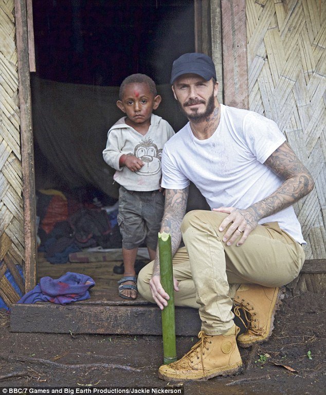 O Mπέκαμ κοντά σε Αφρικανούς και Ασιάτες πρόσφυγες [εικόνες] | iefimerida.gr 2