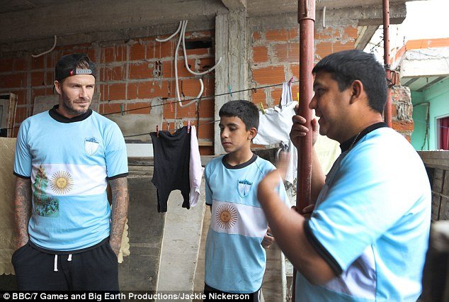 O Mπέκαμ κοντά σε Αφρικανούς και Ασιάτες πρόσφυγες [εικόνες] | iefimerida.gr 0