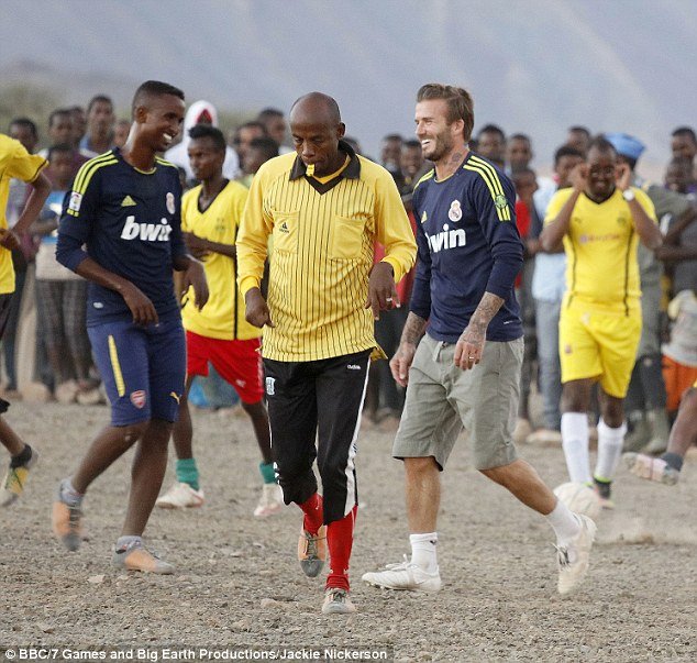 O Mπέκαμ κοντά σε Αφρικανούς και Ασιάτες πρόσφυγες [εικόνες] | iefimerida.gr 3