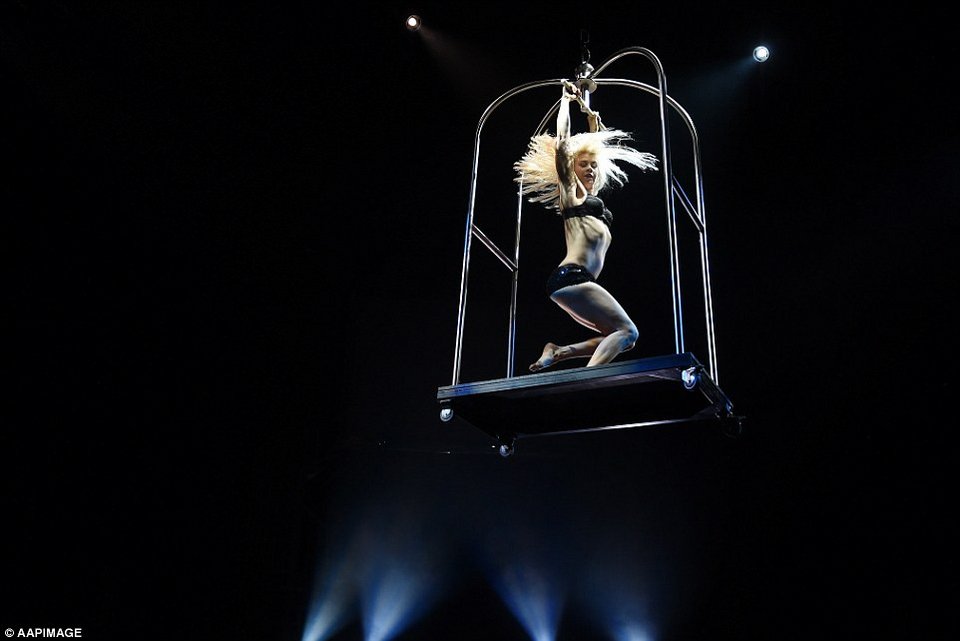 Blanc de Blanc: Σαμπάνια, λάμψη και σόου -Ενα τσίρκο αυστηρά για ενήλικες [εικόνες] | iefimerida.gr 4