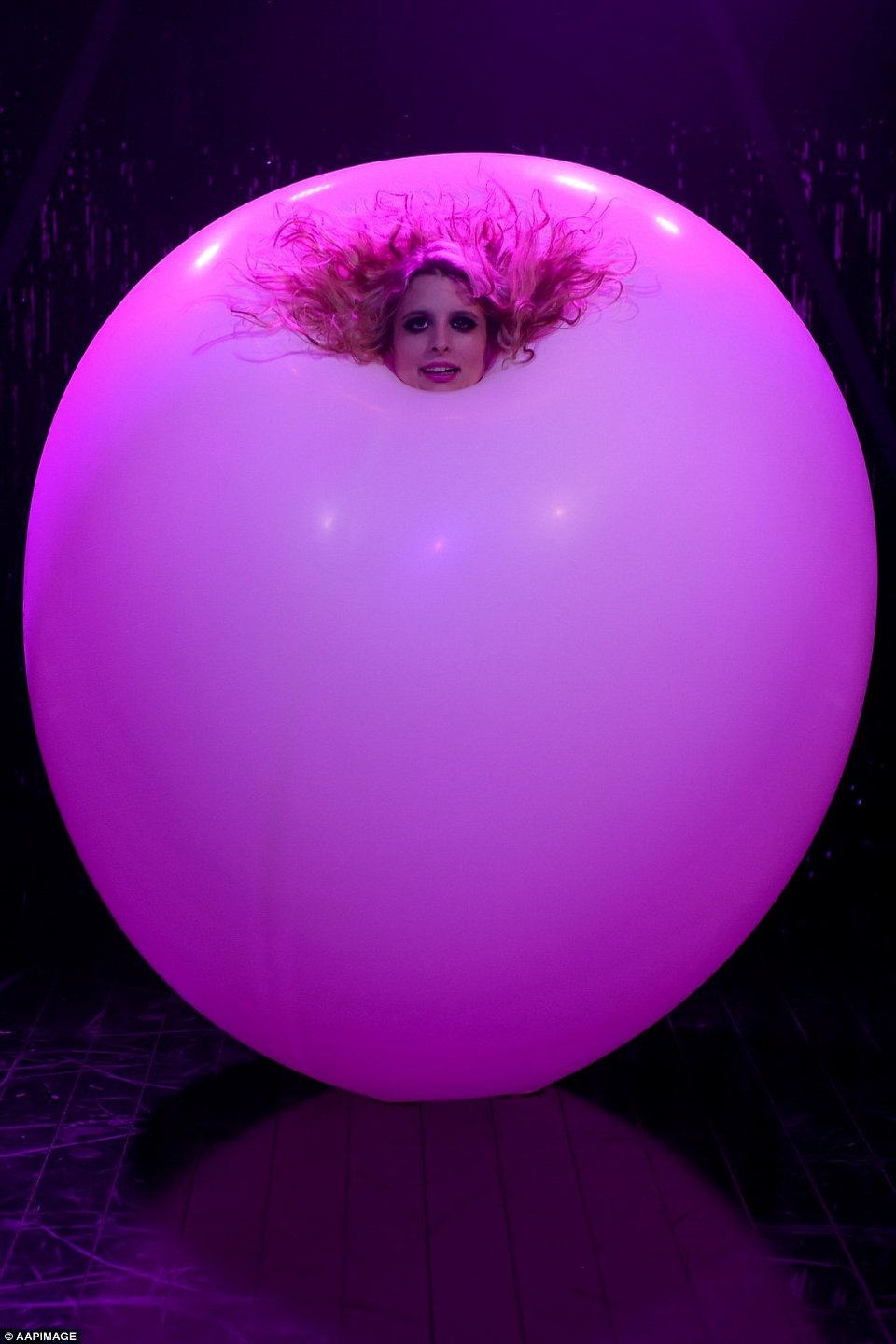 Blanc de Blanc: Σαμπάνια, λάμψη και σόου -Ενα τσίρκο αυστηρά για ενήλικες [εικόνες] | iefimerida.gr 1