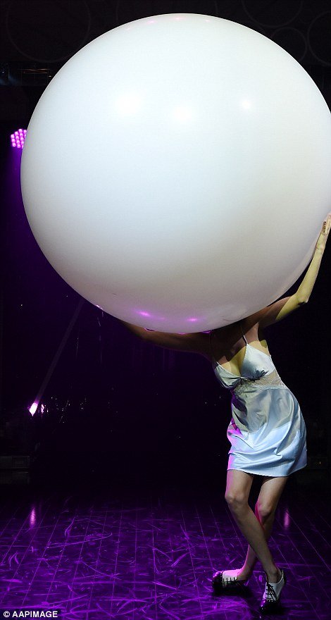 Blanc de Blanc: Σαμπάνια, λάμψη και σόου -Ενα τσίρκο αυστηρά για ενήλικες [εικόνες] | iefimerida.gr 6