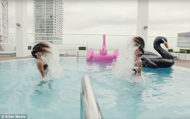  Προσκλητήριο για ατελείωτα πάρτι χλιδής! -Φοιτήτριες με μαγιό, μέλη αδελφότητας, προκαλούν σάλο [εικόνες & βίντεο] | iefimerida.gr 2