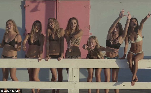  Προσκλητήριο για ατελείωτα πάρτι χλιδής! -Φοιτήτριες με μαγιό, μέλη αδελφότητας, προκαλούν σάλο [εικόνες & βίντεο] | iefimerida.gr 3