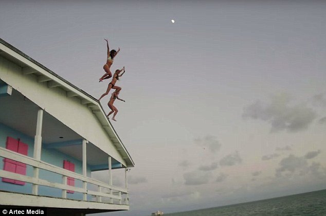  Προσκλητήριο για ατελείωτα πάρτι χλιδής! -Φοιτήτριες με μαγιό, μέλη αδελφότητας, προκαλούν σάλο [εικόνες & βίντεο] | iefimerida.gr 4