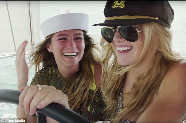  Προσκλητήριο για ατελείωτα πάρτι χλιδής! -Φοιτήτριες με μαγιό, μέλη αδελφότητας, προκαλούν σάλο [εικόνες & βίντεο] | iefimerida.gr 6