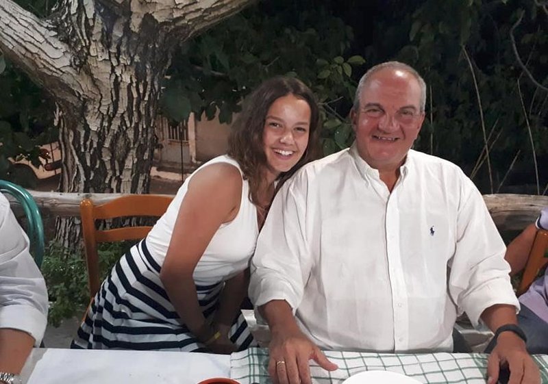 Χαλαρός και μαυρισμένος σε ταβέρνα στη Λευκάδα ο Κώστας Καραμανλής [εικόνες] | iefimerida.gr 0