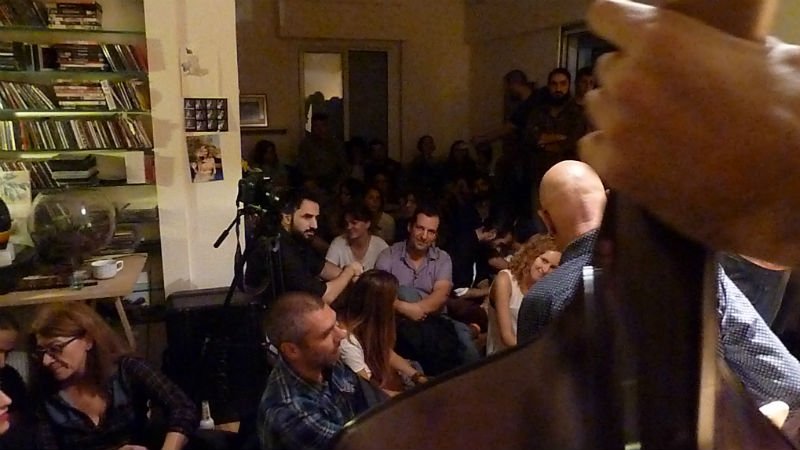 Μια συναυλία, στο σαλόνι ή στην κουζίνα μου - Γίνεται στην Αθήνα [εικόνες, βίντεο] | iefimerida.gr 3