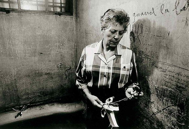 Το τείχος της αγάπης και της απόγνωσης - Τα συγκινητικά τελευταία λόγια που «έγδαραν» στους τοίχους οι φυλακισμένοι της Γκεστάπο [εικόνες] | iefimerida.gr 0