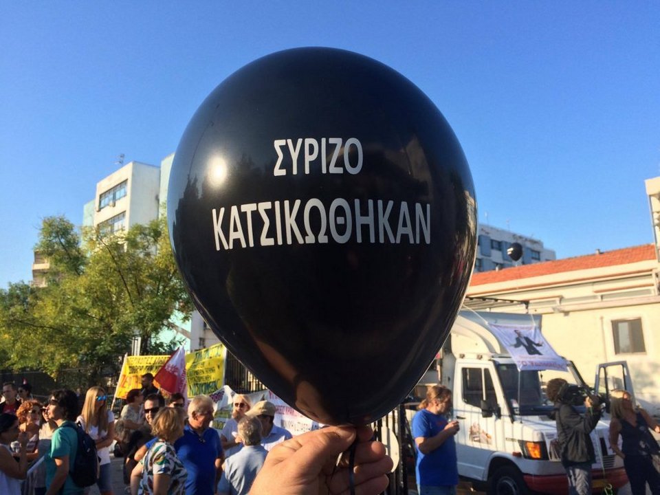 Κούκλες με τη μορφή Τσίπρα και Πολάκη, μπαλόνια και συνθήματα από το καραβάνι Υγείας [εικόνες] | iefimerida.gr 3